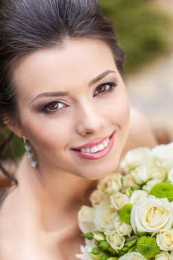 Gelin düğün buketi tutuyor.