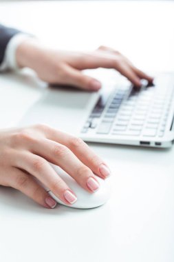 Modern laptop klavye yazarak eller 
