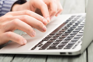 Modern laptop klavye yazarak eller 