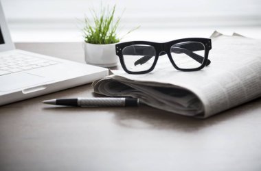 katlanmış gazete ve gözlük yakından görmek 