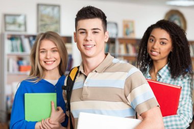 Arka plan kitapları ile mutlu öğrenciler