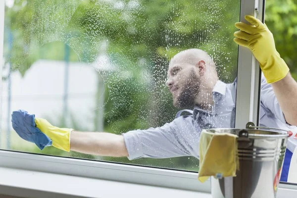 Limpieza de ventanas. — Foto de Stock