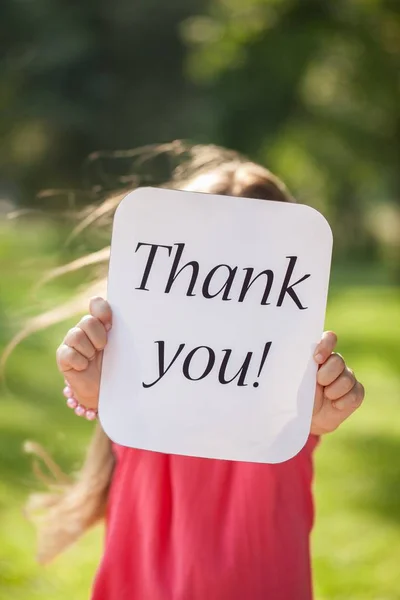 Porträt eines kleinen Mädchens mit einem Dankeschön-Schild — Stockfoto