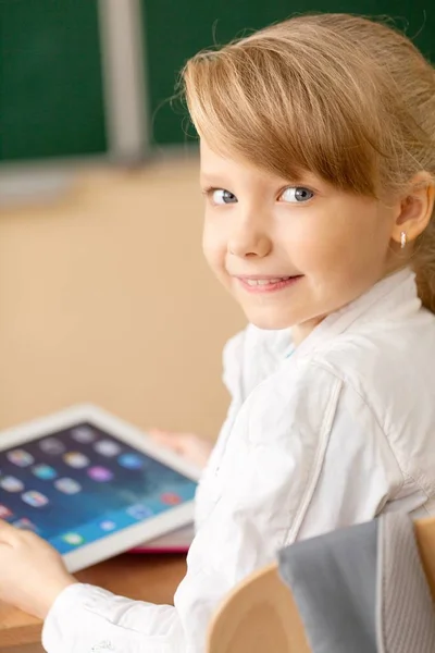Little Teenage Girl Using Tablet Computer — Stock Photo, Image