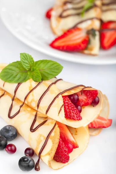 Taze çilek ile lezzetli krep yığını