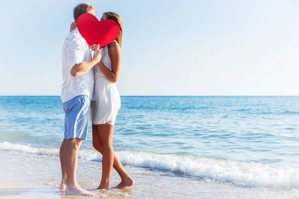 Liefde Paar Met Rood Hart Decoratie Ontspannen Zandstrand Happy Honeymoon — Stockfoto