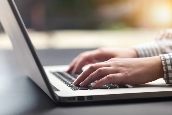 Händer Att Skriva Tangentbordet Modern Laptop — Stockfoto