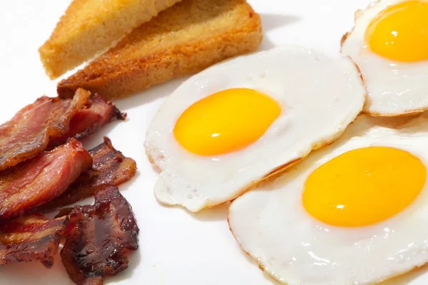 Café Manhã Com Ovos Fritos Bacon Placa Branca — Fotografia de Stock