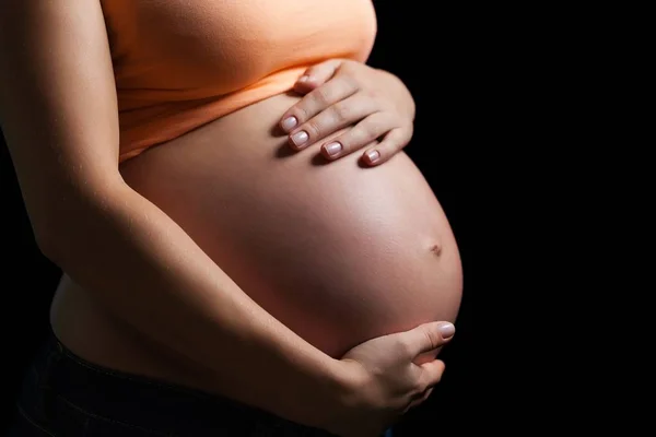 Gravidez mãos segurando barriga — Fotografia de Stock