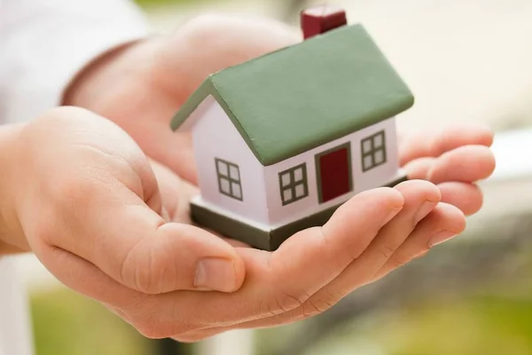 Modelo Casa Mãos Humanas Vista Close — Fotografia de Stock