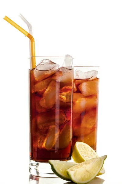 Két pohár Cola jégkockák, sorsot, citrom és Lime — Stock Fotó