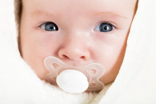 Bambino dopo il bagno — Foto Stock