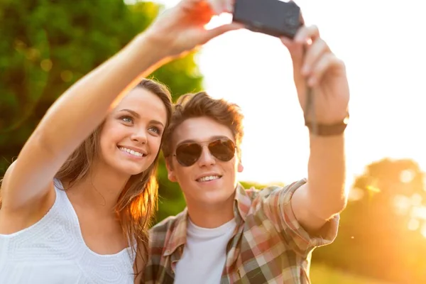 Молода пара, беручи за selfie — Stock Fotó