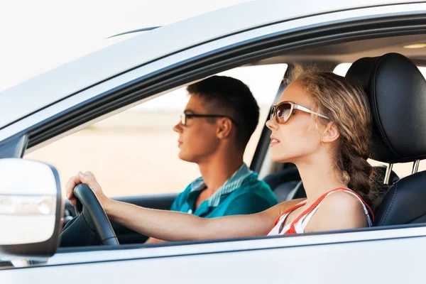 Retrato de pareja joven en un coche — Foto de Stock