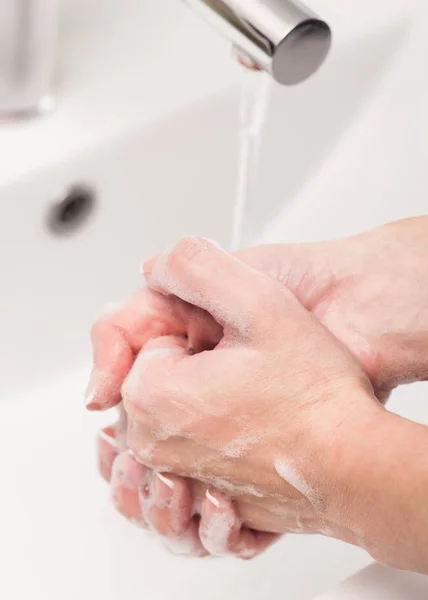 Handen wassen met water en zeep — Stockfoto