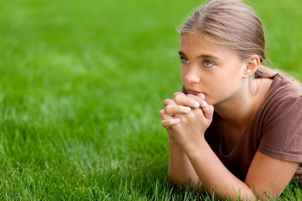 Retrato de uma jovem orando — Fotografia de Stock