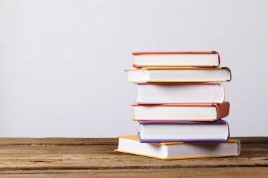 büyük ahşap masa kitap yığını
