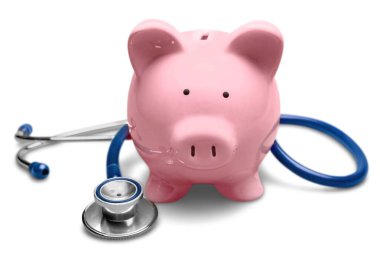 Beyaz, sağlık sigortası üzerinde izole tıbbi stetoskop ile Piggy Bankası 
