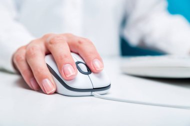 Tipik bir klavye ve fare tutan bir çalışan closeup