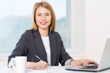 Office üzerinde beyaz izole iş kadın