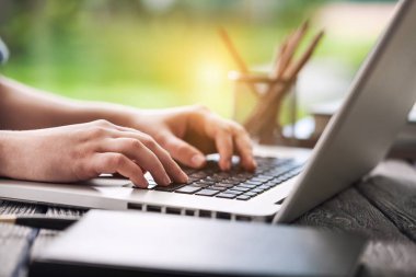 Modern laptop klavye yazarak eller 