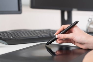 Grafik Tasarımcı Dijital Tablet Kullanıyor.