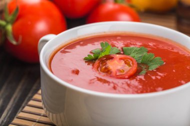 Ahşap masa üzerinde lezzetli domates çorbası