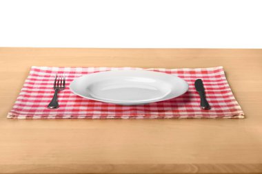 Beyaz tabak peçete, çatal ve bıçak