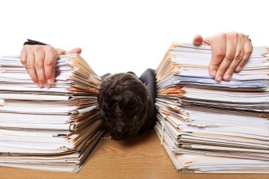 Office belgeleri yığını ile yorgun işadamı