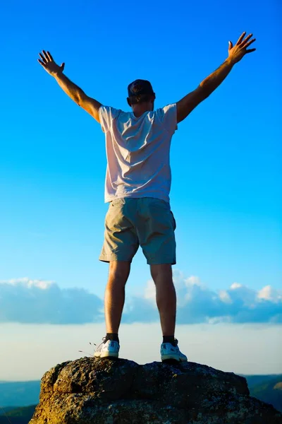 Mann feiert auf Berggipfel — Stockfoto