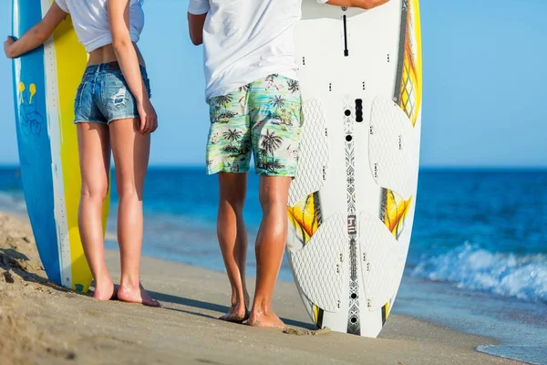 Brasil latino hispanic paar wandelen bedrijf handen met surfplank en markeren als sarong — Stockfoto