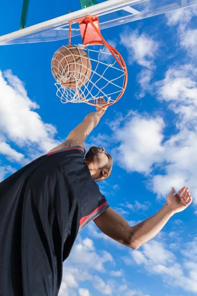 Vista de ângulo baixo do jogador de basquete Dunking Ball — Fotografia de Stock