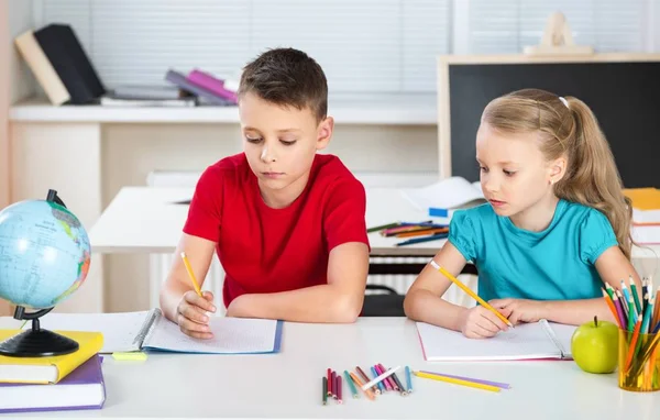 Sonriendo Niños Felices Sentados Junto Mesa Durante Lección —  Fotos de Stock