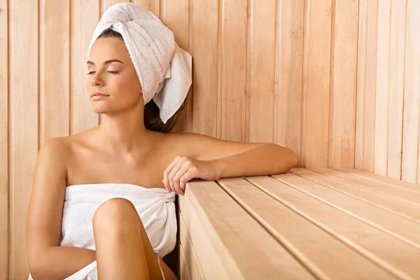 Femme dans le sauna — Photo