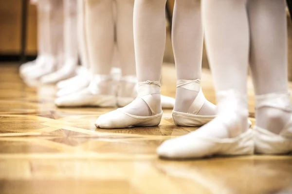 Nahaufnahme junger Balletttänzer in einer Ballettschule — Stockfoto