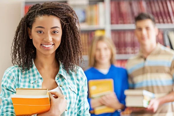 Zufriedene Schüler Mit Büchern Über Hintergründe — Stockfoto