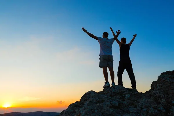 Zwei Männer feiern auf Berggipfel — Stockfoto