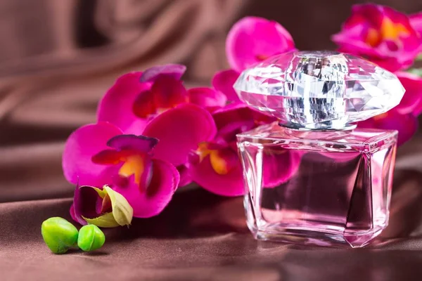 Skleněná lahvička parfému — Stock fotografie