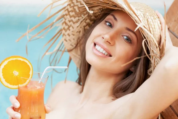 Happy Caucasian Woman Straw Hat Drinking Summer Cocktail — Stock Photo, Image