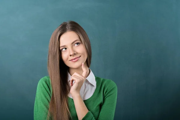 Női hallgató gondolkodás ellen Chalkboard — Stock Fotó