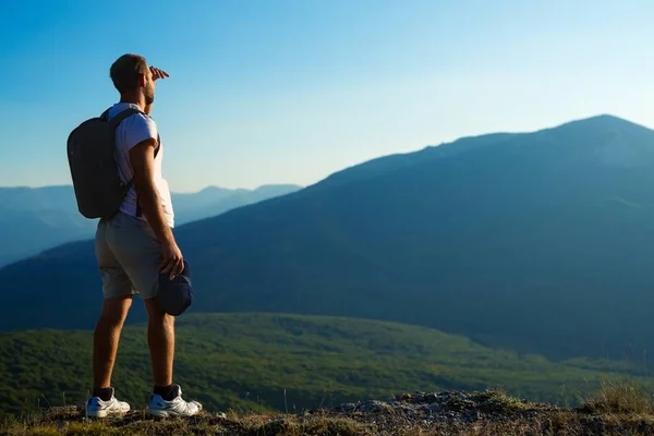 Uomo in piedi sulla montagna — Foto Stock