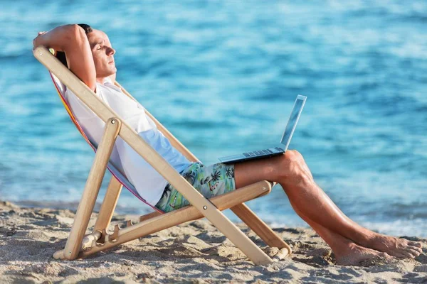 Homem de negócios trabalhando com tablet na praia — Fotografia de Stock