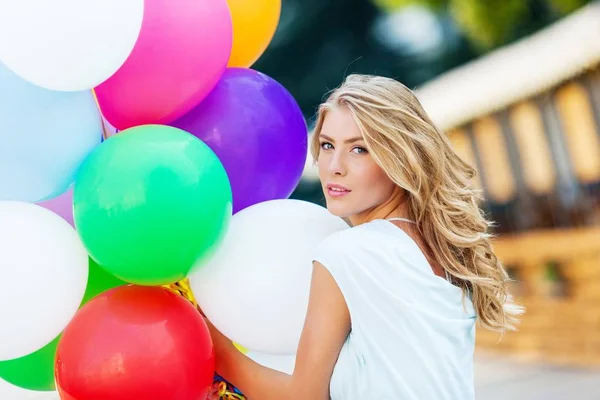Mulher com balões de ar coloridos — Fotografia de Stock