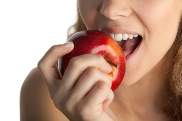 Primer plano de una mujer joven comiendo una manzana —  Fotos de Stock