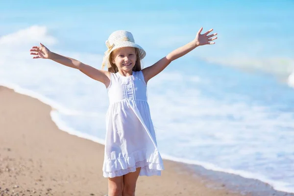 Niña divirtiéndose en la playa — Foto de Stock