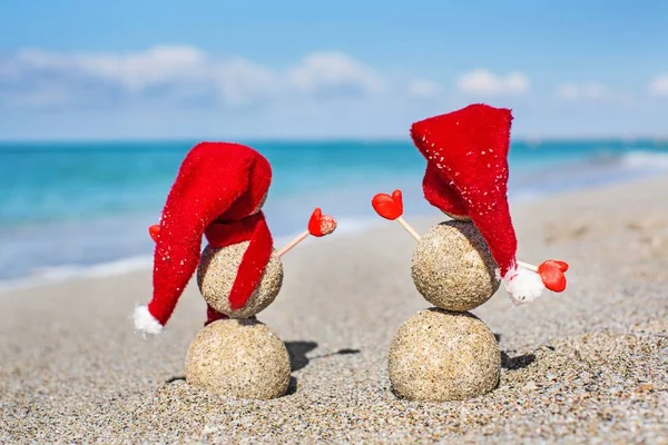 Сенді Сніговики на пляжі. Новий рік свято в Жарких країн концепції — стокове фото