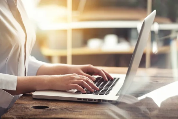 Manos Mecanografiando Teclado Portátil Moderno — Foto de Stock