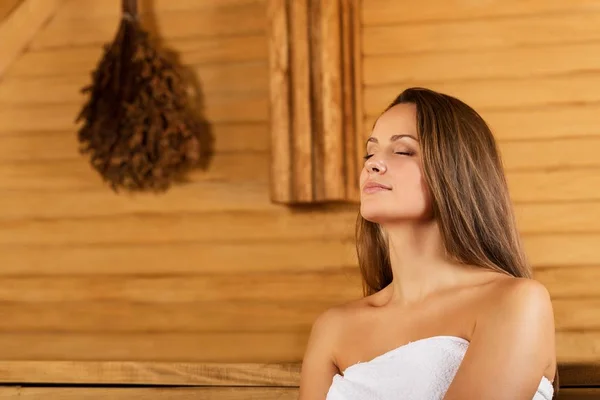 Jovem Bela Mulher Relaxada Sauna — Fotografia de Stock