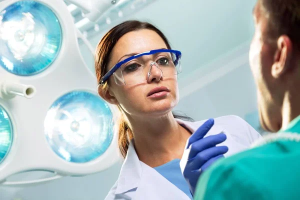 Close-up de um dentista trabalhando no paciente — Fotografia de Stock