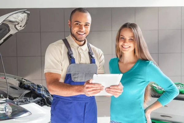 Auto Mechanic and Customer Smiling in Auto Repair Shop — Stock Photo, Image